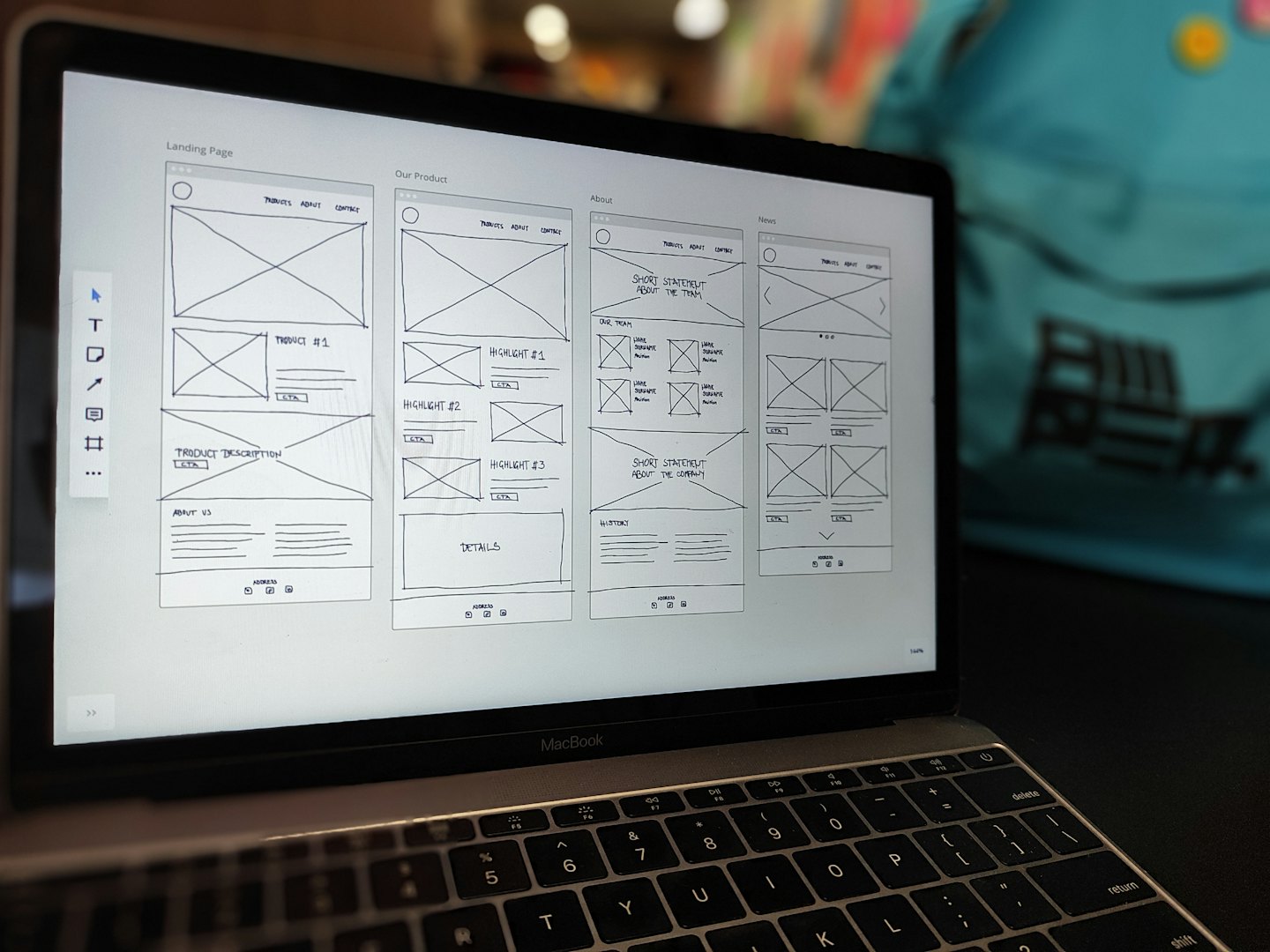 Schermo di un laptop con wireframe in bianco e nero per il design di un sito web.